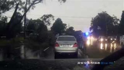 بالفيديو.. «برق» يتسبب في تحطم سيارة