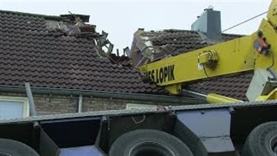 بالفيديو.. جرار يحطم عددا من المنازل بسبب مراهقة شاب