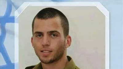 والدة جندى إسرائيلي أسير بغزة: أريد ابني حيًا أو ميتًا