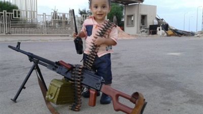 بالفيديو والصور.. «داعش» يستغل الأطفال في الدعاية