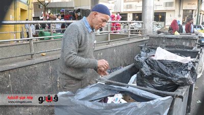 بالفيديو.. عامل نظافة بالإسكندرية للسيسي: خلي بالك من الفقرا