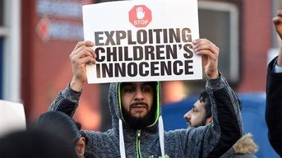 600 عائلة بريطانية مسلمة تسحب أطفالها من المدارس بسبب دروس المثلية (صور)