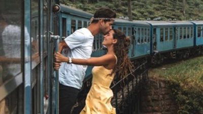صورة رومانسية لشاب وفتاة يتدليان من قطار متحرك تشعل غضب الإنترنت