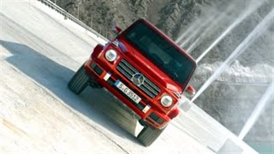 مرسيدس «فئة G» تتحدى الجاذبية وتسير على جسر