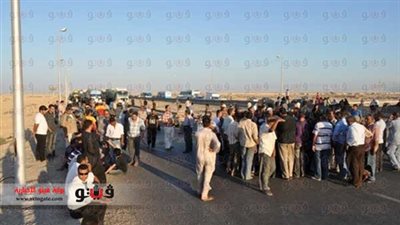 قطع الطريق الدولي الساحلي بالبرلس احتجاجا على مزاد الجونة