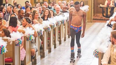 بالفيديو والصور.. أغرب طريقة لتقديم خاتم الزواج