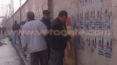 بالصور.. إزالة الملصقات وأشكال الدعاية الانتخابية بحي أول الزقازيق