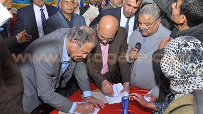 بالصور.. محافظ أسيوط يعلن إنشاء كوبري على النيل بديروط ومخبزين