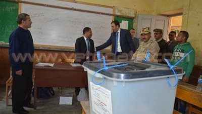 محافظ بني سويف ومدير «الحرب الكيماوية» يتفقدان لجان الانتخابات
