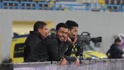 حسين الشحات يغني مع جمهور الأهلي: «عامل فيها بطل وهو بتاع بليلة» (فيديو)