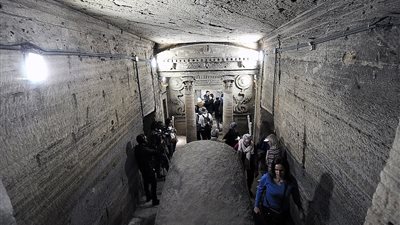 صحيفة بريطانية ترصد جمال مقابر كوم الشقافة بالإسكندرية (صور)