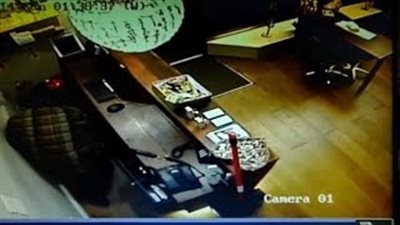 بالفيديو.. أحدث وأطرف السرقات حول العالم.. فتيات يقتحمن شقة.. شاب يتظاهر بالصلاة لسرقة صندوق التبرعات.. لصان يسرقان 100 خاتم ماسي في 60 ثانية..السطو على أسنان الحيتان.. والشوكولاته أجدد الطرق