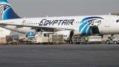 استدعاء سائق سيارة اصطدمت بطائرة في مطار القاهرة