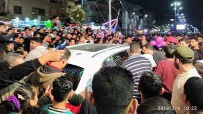 تحطم سيارة مجدي شطة بعد تزاحم أهالي الباجور عليه (فيديو وصور)