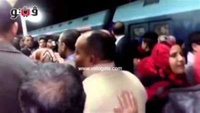 بالفيديو.. ازدحام بمحطة المطرية بعد تعطل أحد قطارات المترو