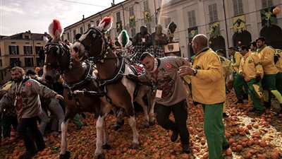 حرب المليون برتقالة في مهرجان إيطالي (صور)