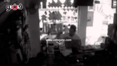 بالفيديو.. لحظة سرقة شخصين محل هواتف بالشرقية