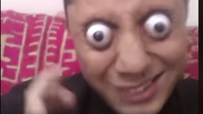 صبي يخرج عينيه من مكانهما (فيديو)