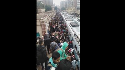 زحام في محطة عزبة النخل بعد تعطل المترو في المرج (فيديو)