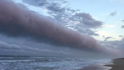 سحابة غريبة تظلل سماء أستراليا (صور)