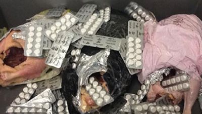 ضبط 6200 قرص ترامادول مخبأة داخل أحذية بمطار برج العرب