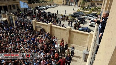 بالفيديو ..العاملون بغزل المحلة يهتفون ضد «محلب»