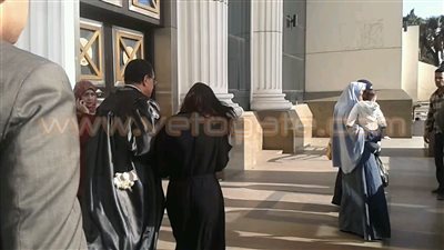 بالصور.. «شيرين» تغادر محكمة زينهم بعد تصالحها مع شريف منير