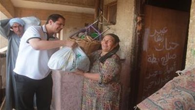 توزيع مواد غذائية وبطاطين على 91 أسرة من القادمين من الشيخ زويد ورفح