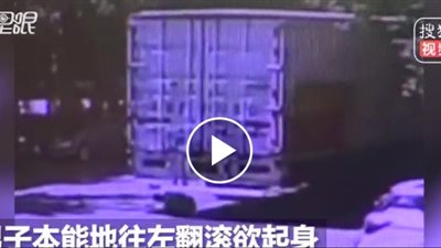 مصرع شاب انشغل بهاتفه المحمول تحت عجلات شاحنة (فيديو)