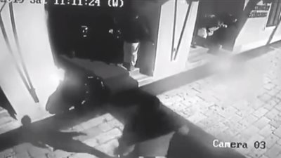 لقطات مروعة لرجل يطير ويصطدم بعمود بسبب الرياح القوية (فيديو)