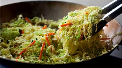 طريقة عمل الخضراوات وشرائح الكرنب بالصويا صوص