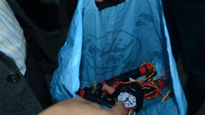 بالفيديو والصور.. تفكيك عبوة بدائية أسفل مقعد بمحطة مترو الجيزة