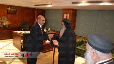 بالصور.. الأنبا ابرام يزور محافظ الفيوم