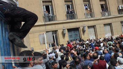 بالفيديو.. محلب لعمال 