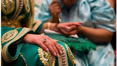 في ليلة الحنة.. بكاء العروس التركية.. وكسر البيض وحرق الحرباء للمغربية