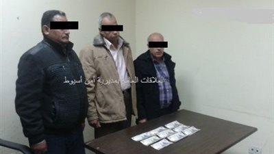 القبض على 3 موظفين بصحة أسيوط متلبسين بتقاضي رشوة