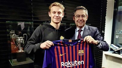 رئيس برشلونة يهنئ دي يونج بإقصاء ريـال مدريد من دوري الأبطال