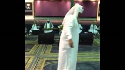 بالفيديو.. إمام الحرم المكي السابق يظهر في جلسة طرب