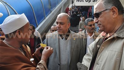 رئيس مترو الأنفاق يرأس حملة بمحطتي «غمرة والدمرداش»