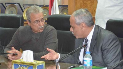 محافظ المنيا يبحث مع مدير الأوقاف توصيل المرافق لإسكان «ماقوسة»