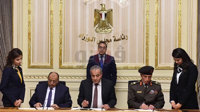 رئيس الوزراء يشهد توقيع اتفاقيتي تعاون بين 5 وزارات