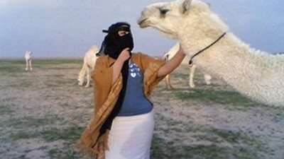 «خناقة» بين زوجين في السعودية بسبب قبلة «جمل»