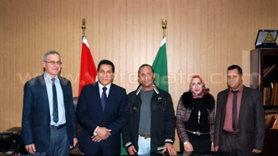 محافظ الشرقية يأمر بحفظ التحقيق مع معلمة متهمة بوضع علامة «×» على صورته