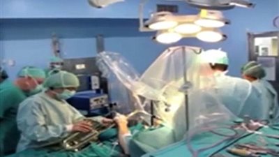 بالفيديو والصور.. رجل يعزف على آلة نفخ أثناء خضوعه لعملية في المخ