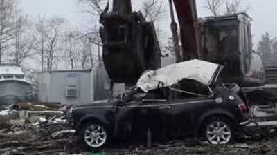 بالفيديو.. الجمارك الأمريكية تدمر سيارات 