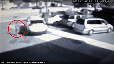 بالفيديو والصور.. صبي يخدع مُسنا ويستولي على سيارته