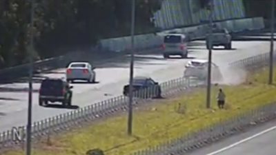 رجل ينجو من الموت بأعجوبة بسبب حسن تصرفه (فيديو)