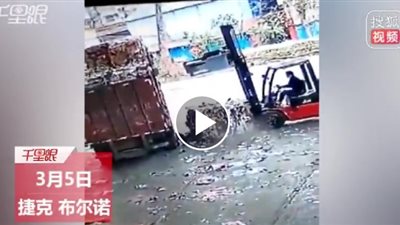 لحظة سقوط حمولة ضخمة على رأس رجل (فيديو)