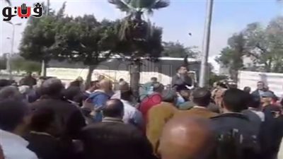 بالفيديو.. وقفة لعمال 
