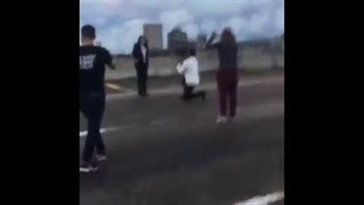 بالفيديو.. الشرطة تلقى القبض على شاب تقدم لخطبة حبيبته